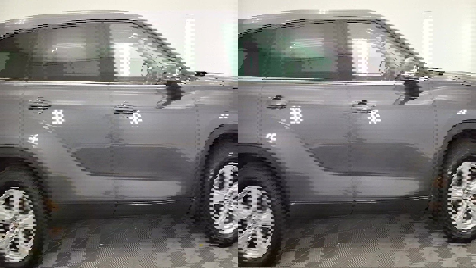 Used 2022 Toyota Highlander LE image 5