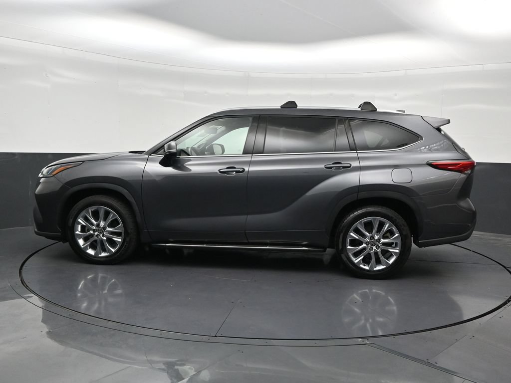 Used 2023 Toyota Highlander Limited FWD image 2