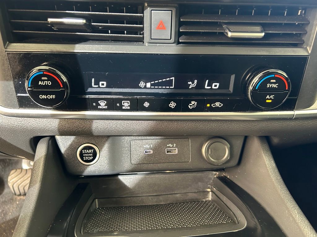 Used 2023 Nissan Rogue SV image 31