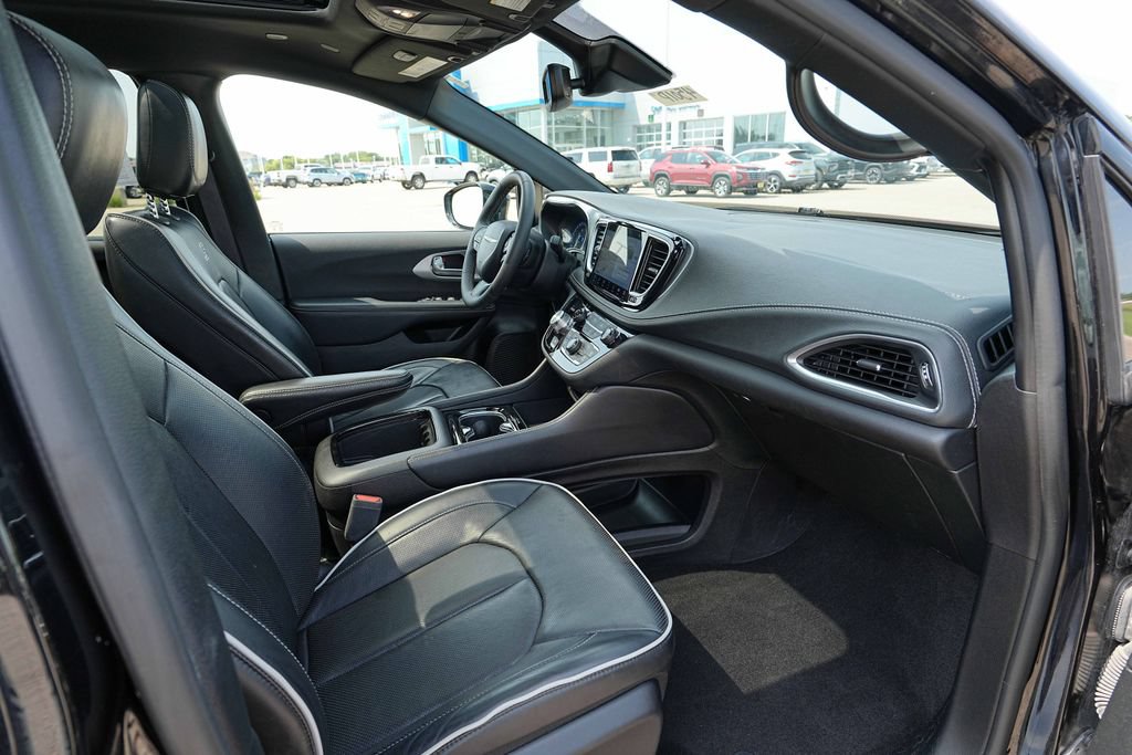 Used 2025 Chrysler Pacifica Limited FWD image 22