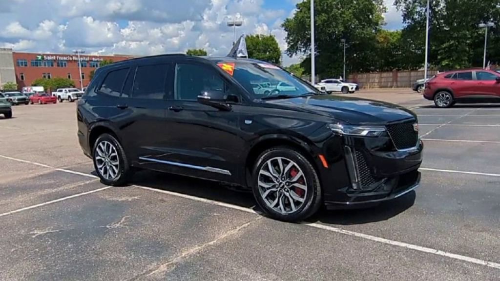 Used 2024 Cadillac XT6 Sport w/ Technology Package image 2