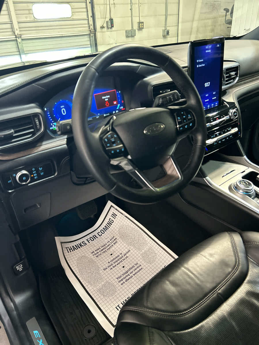 Used 2023 Ford Explorer Platinum w/ Technology Package AWD/4WD image 4
