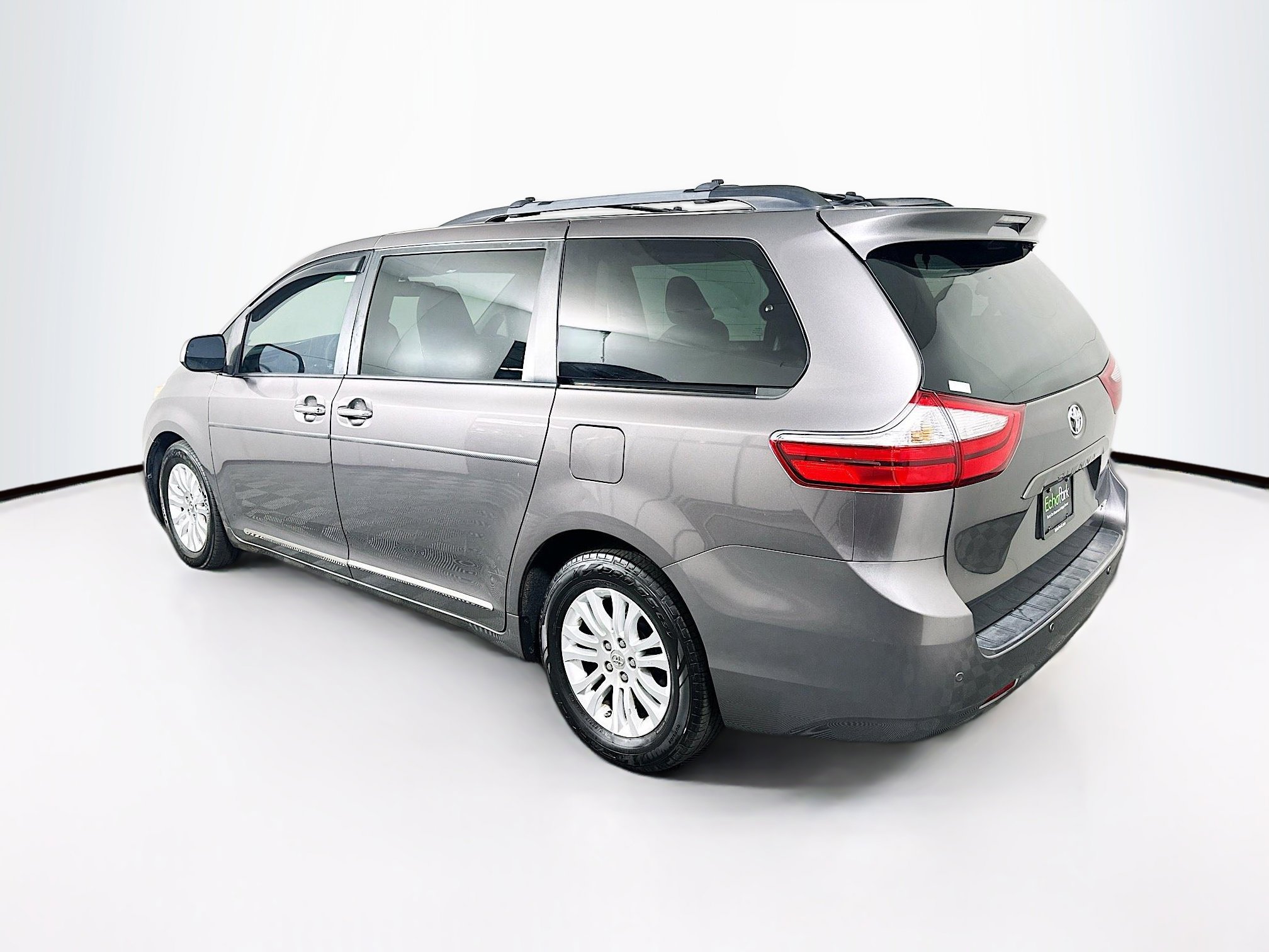 Used 2015 Toyota Sienna XLE w/ XLE Navigation Package image 5