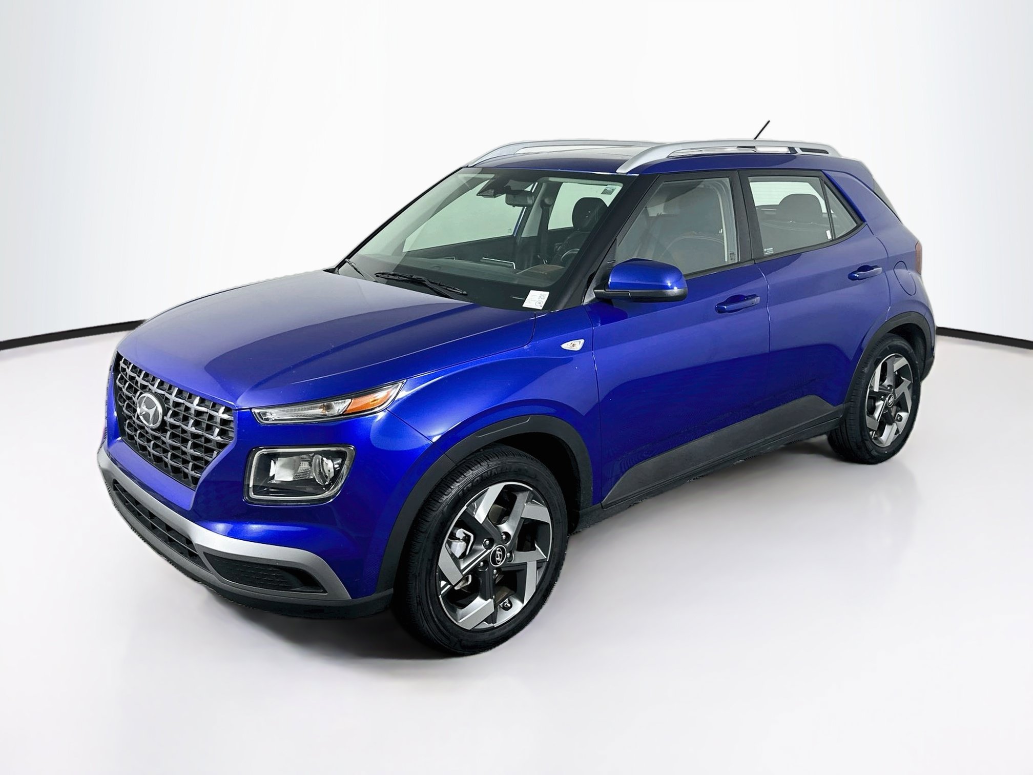 Used 2025 Hyundai Venue SEL FWD image 3