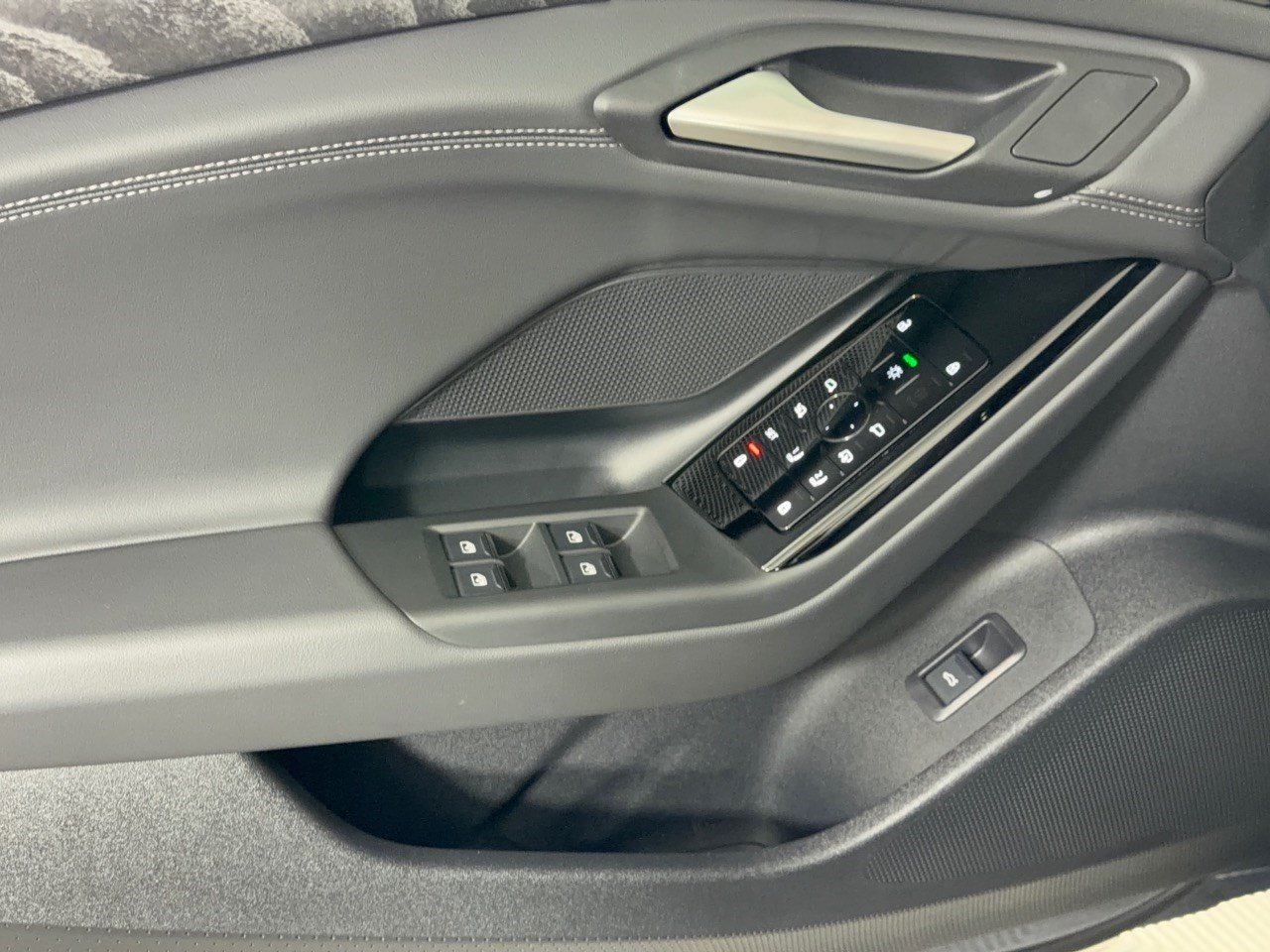 Certified 2025 Audi A6 e-tron Premium w/ Ultra Package AWD/4WD image 15