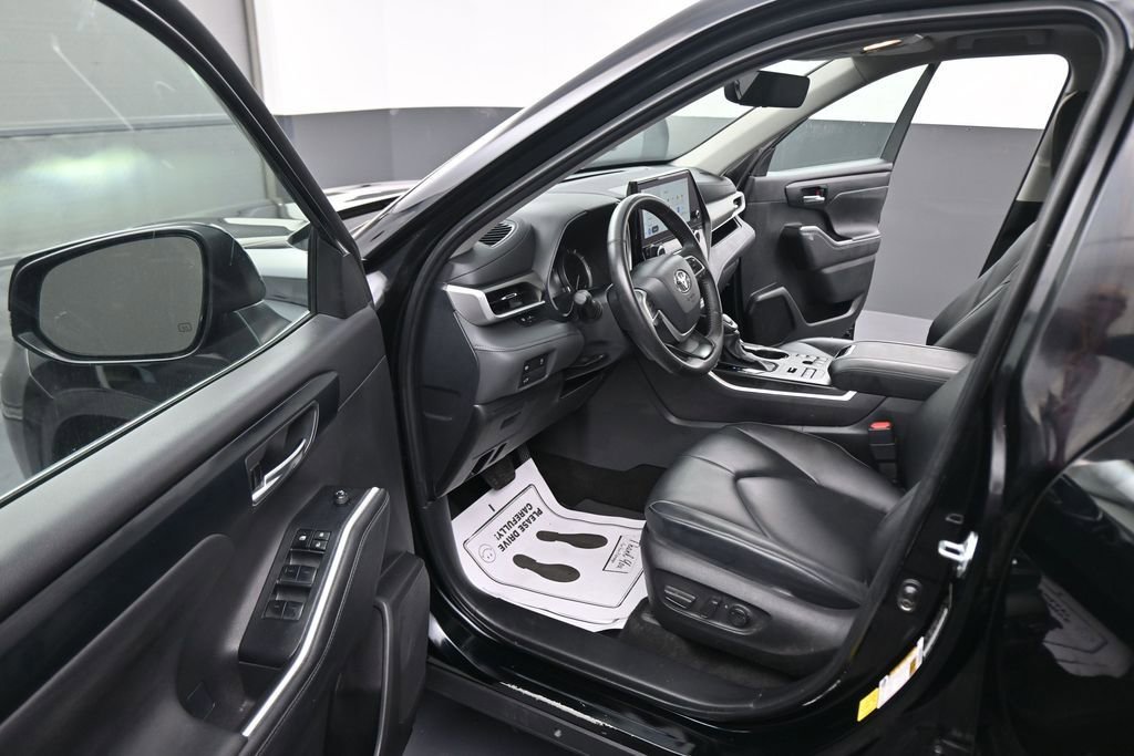 Used 2024 Toyota Highlander XLE AWD/4WD image 41