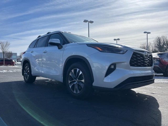 Used 2025 Toyota Highlander XLE image 3