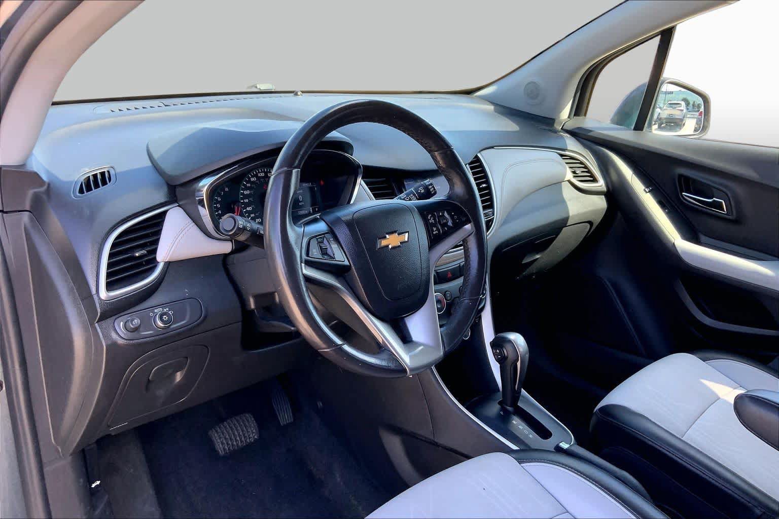 Used 2022 Chevrolet Trax LT w/ LT Convenience Package AWD/4WD image 17