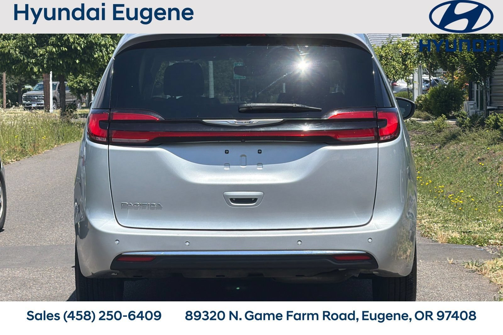 Used 2023 Chrysler Pacifica Touring-L FWD image 4