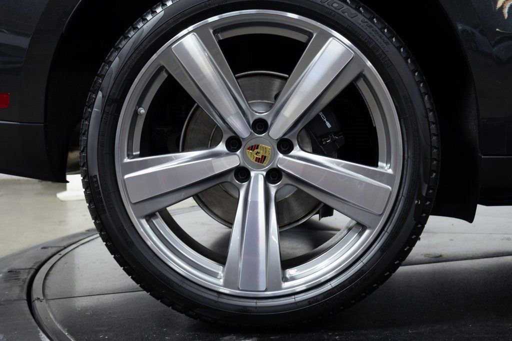 Certified 2025 Porsche Macan AWD/4WD image 23