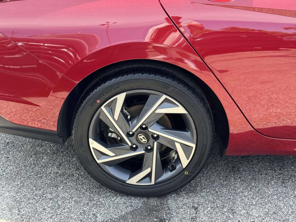 Certified 2025 Hyundai Elantra Limited FWD image 7