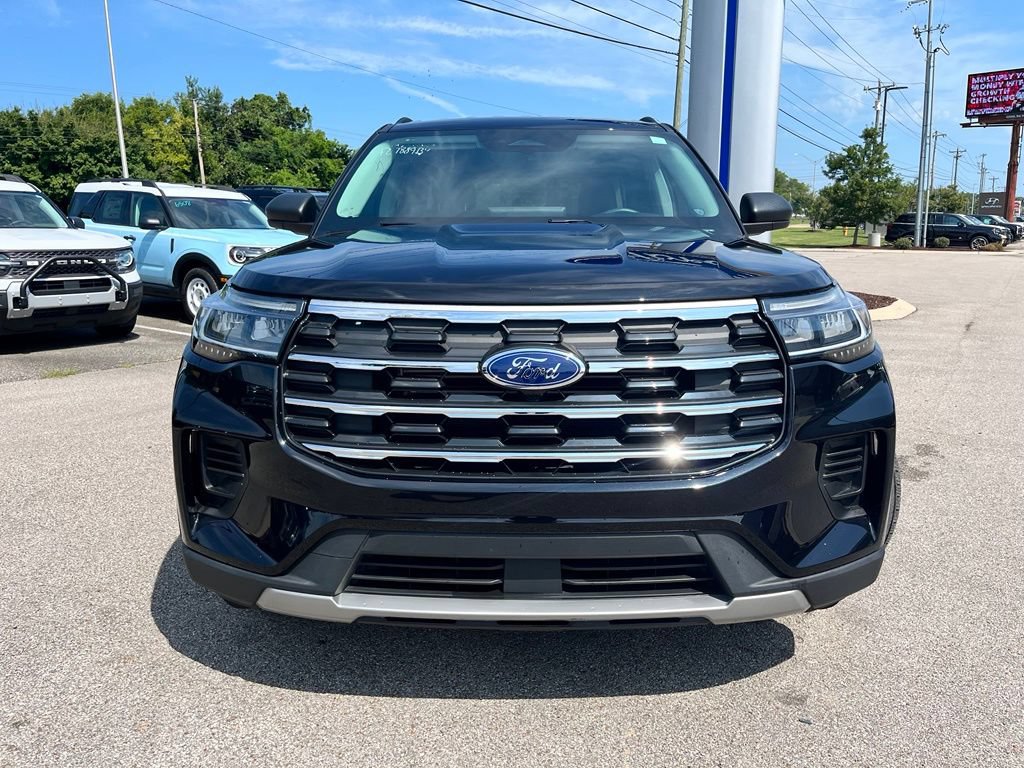 Used 2025 Ford Explorer Active RWD image 2
