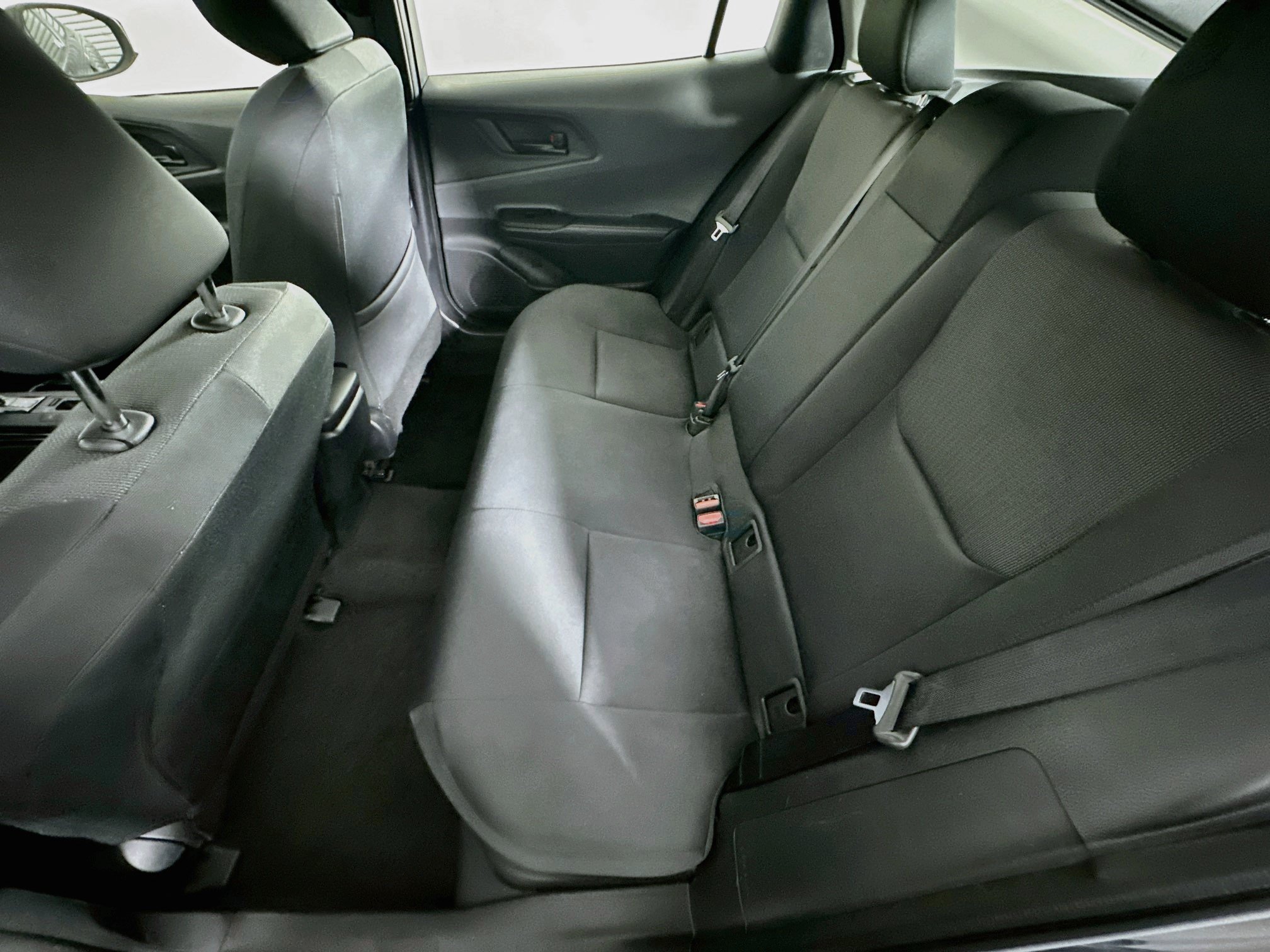 Used 2025 Toyota Prius LE FWD image 27