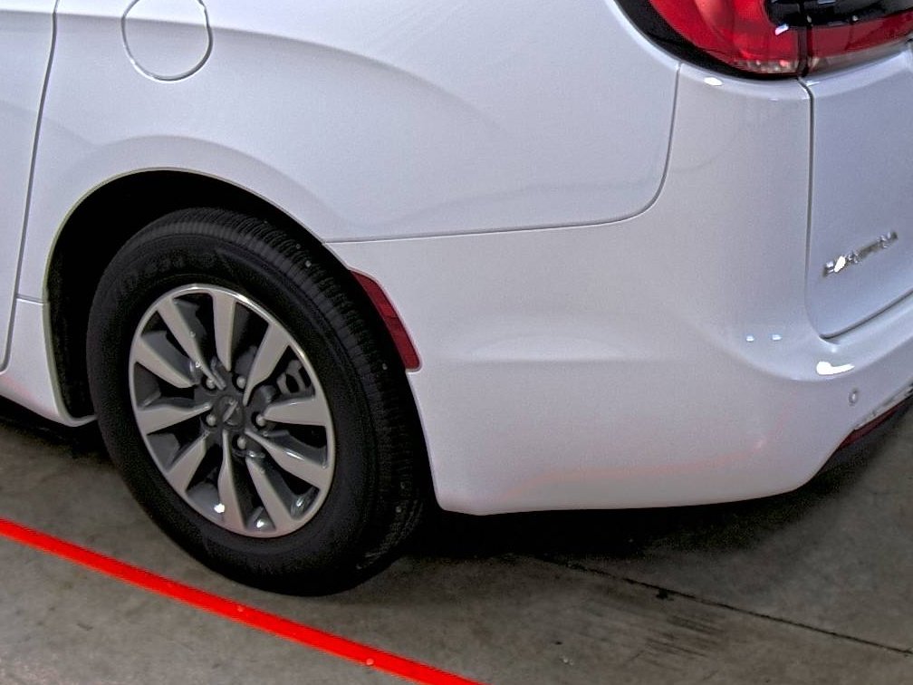 Used 2024 Chrysler Pacifica Select image 9