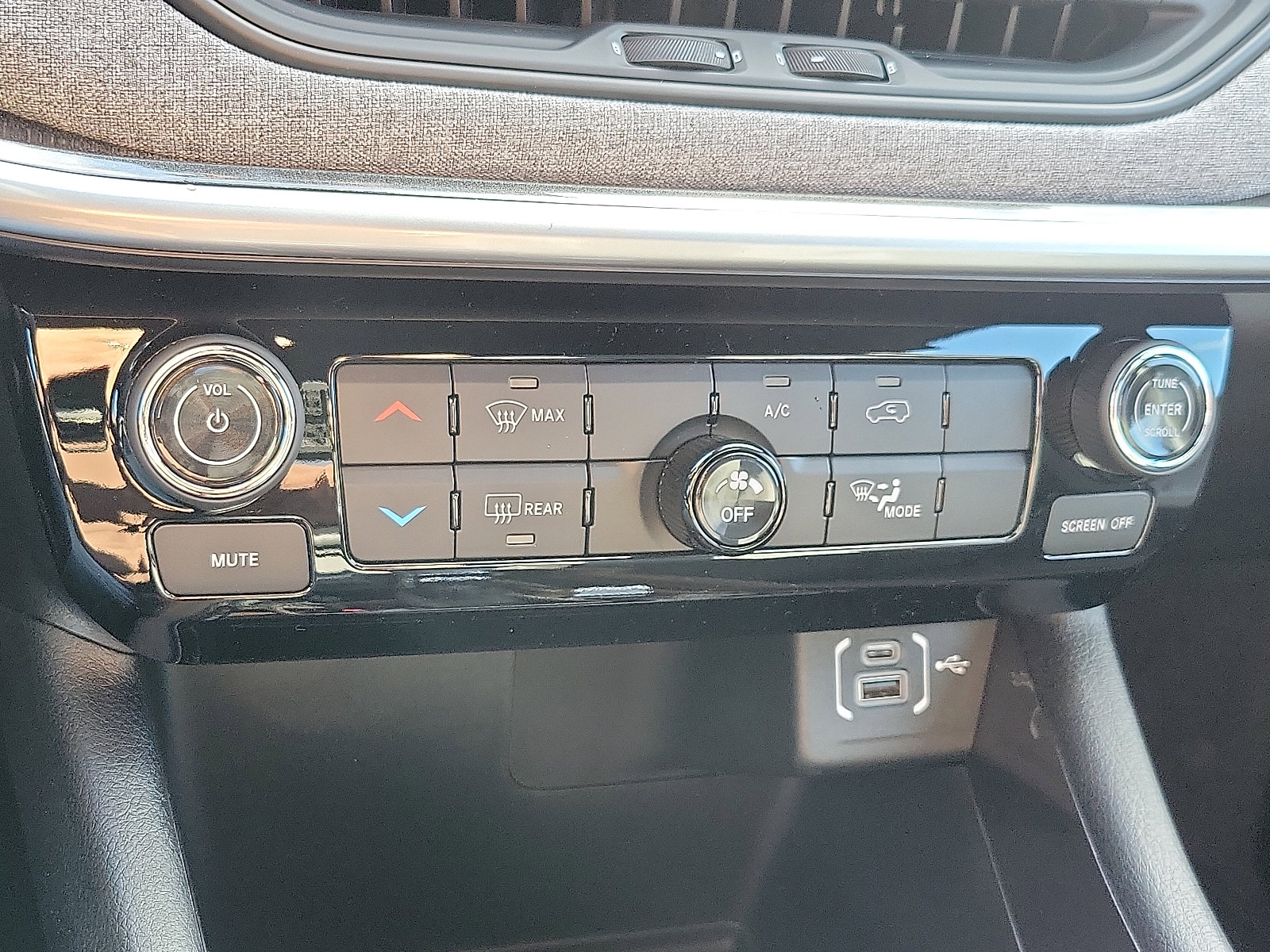 Used 2024 Jeep Compass Latitude w/ Sun and Sound Group image 16