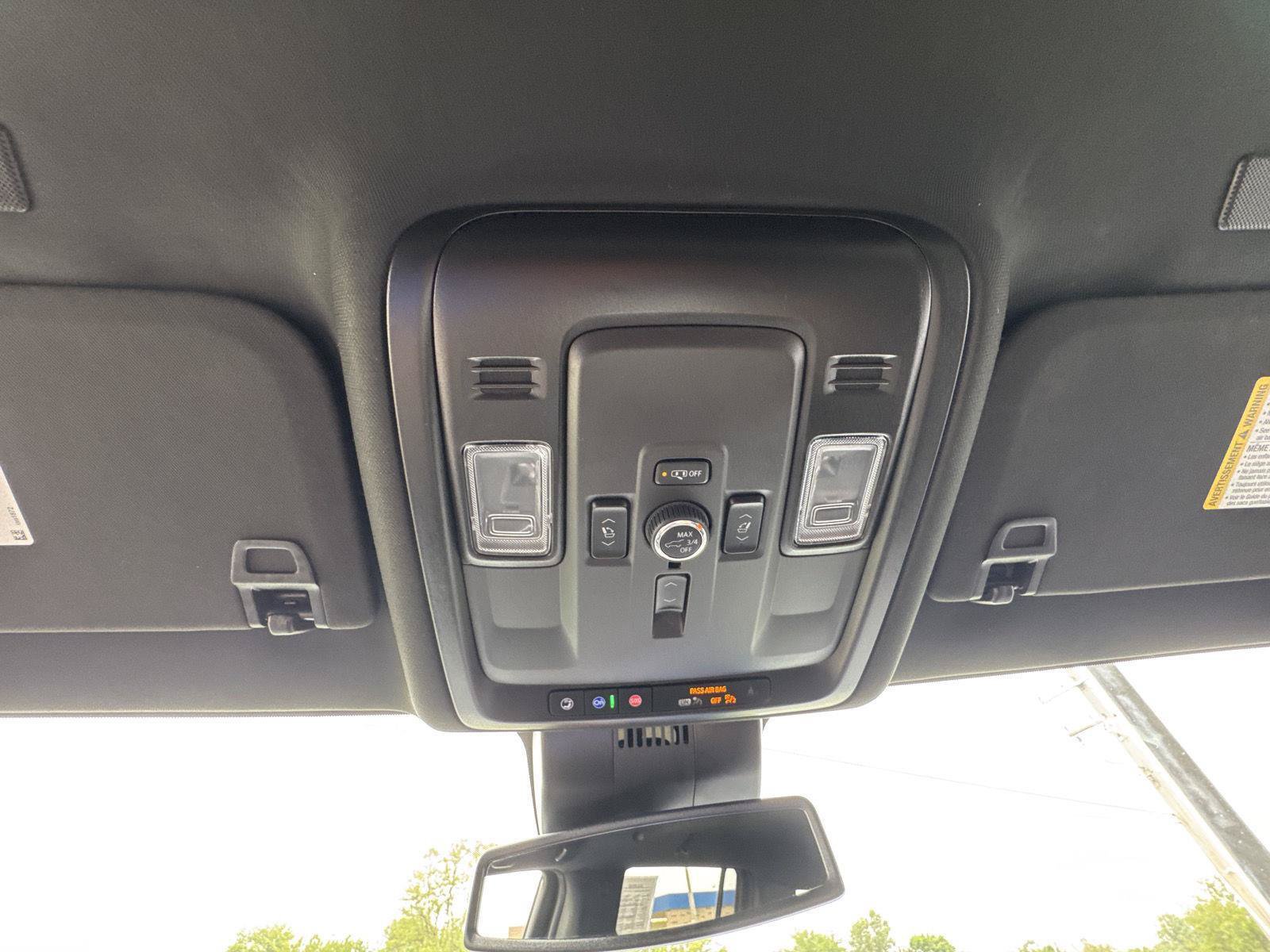Used 2025 GMC Yukon XL Denali AWD/4WD image 25