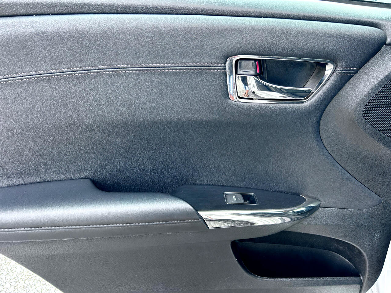 Used 2018 Toyota Avalon Limited image 16