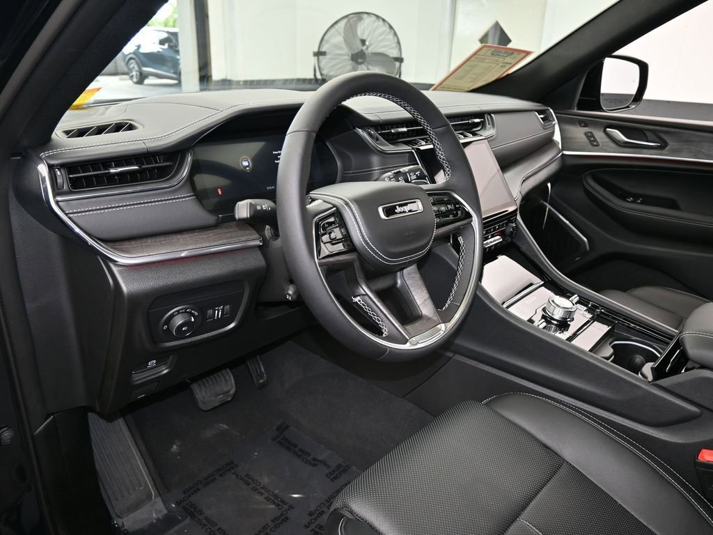 Used 2024 Jeep Grand Cherokee Overland w/ Luxury Tech Group IV image 10