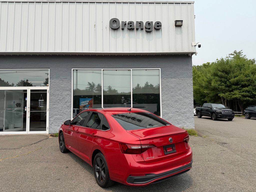 Used 2022 Volkswagen Jetta SE w/ Panoramic Sunroof Package FWD image 4
