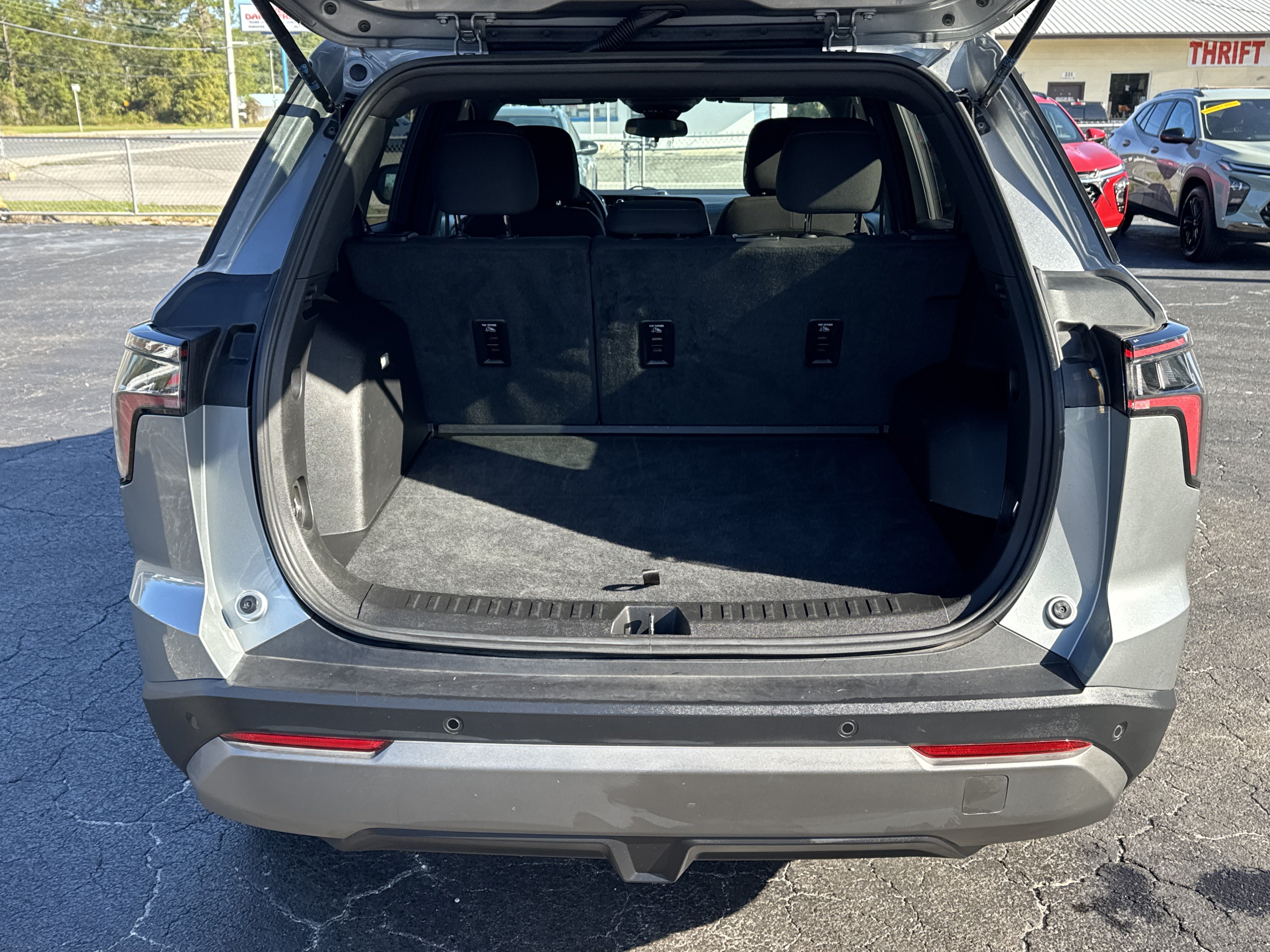 Used 2025 Chevrolet Equinox LT FWD image 13