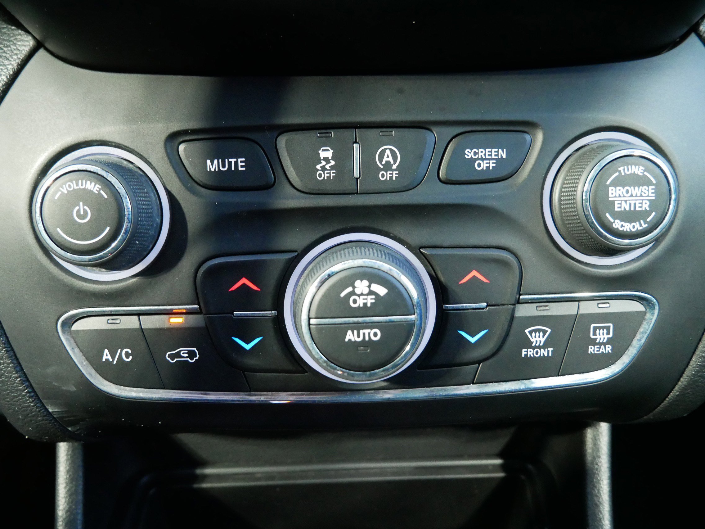 Used 2019 Jeep Cherokee Trailhawk w/ Cold Weather Group image 28