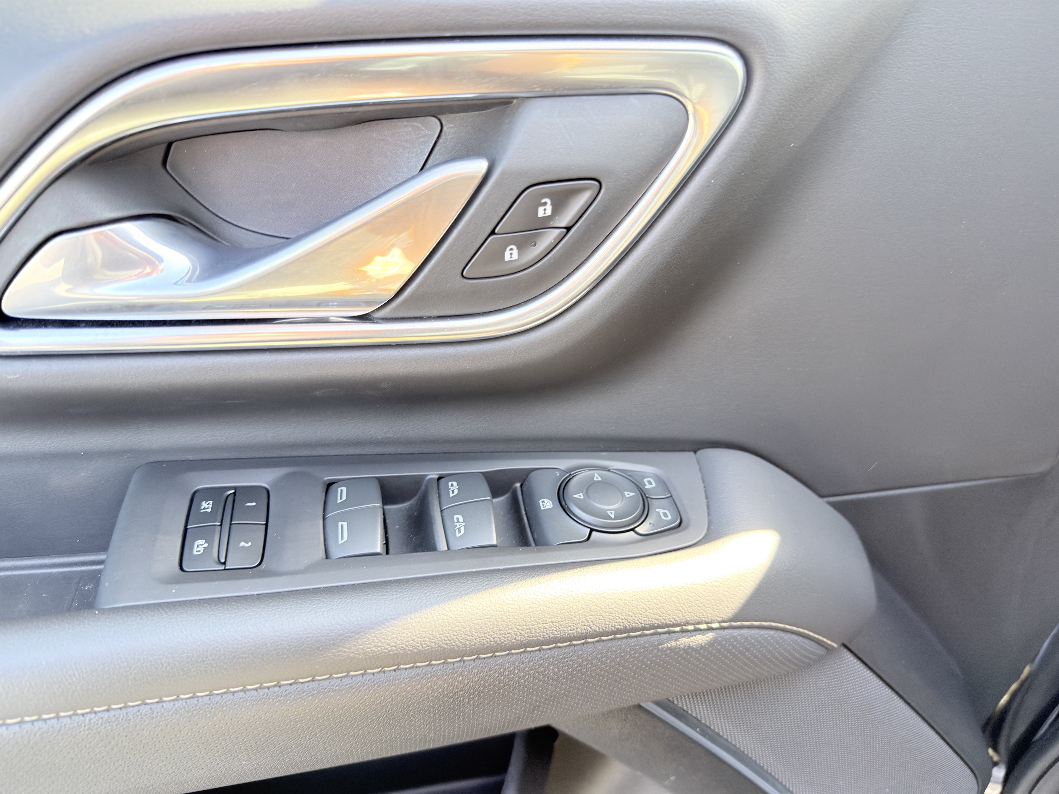 Used 2024 GMC Yukon SLT AWD/4WD image 26