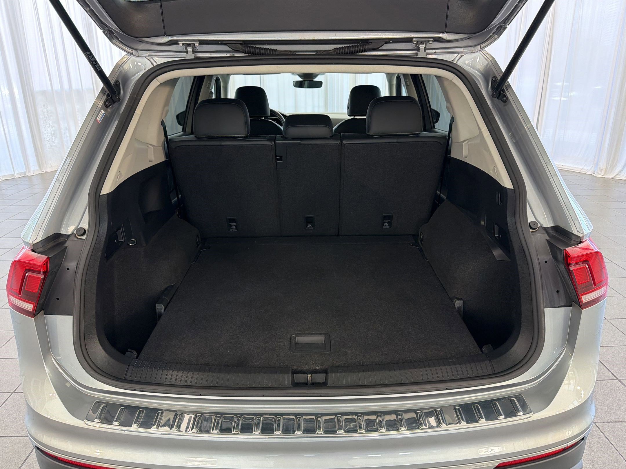 Used 2024 Volkswagen Tiguan SE AWD/4WD image 32