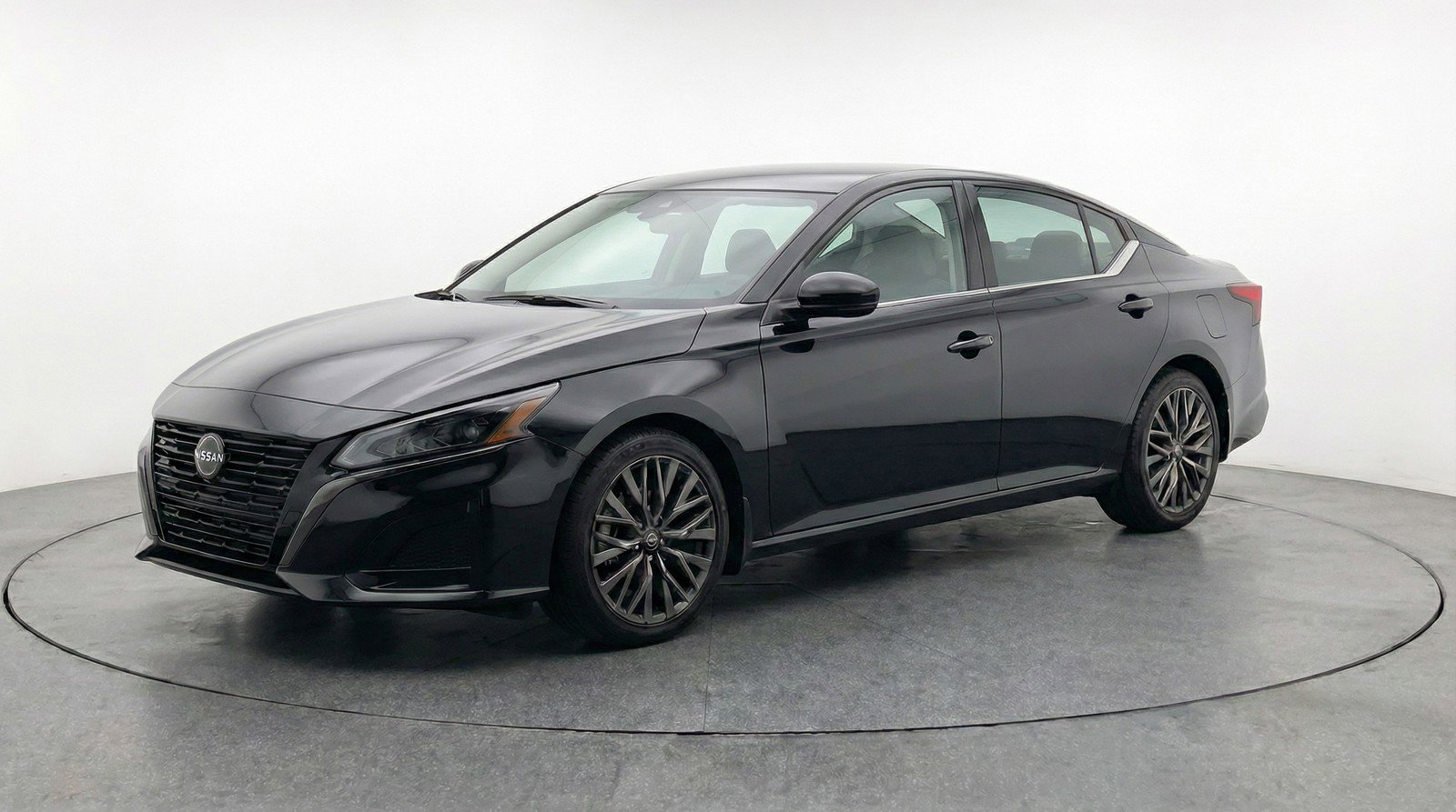 Used 2025 Nissan Altima 2.5 SV FWD image 3