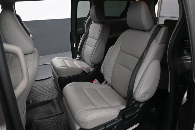 Used 2019 Toyota Sienna Limited FWD image 12