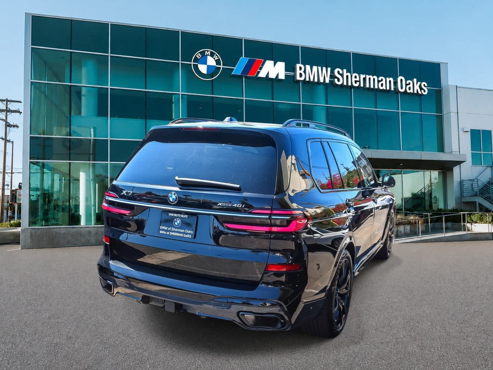 Used 2023 BMW X7 xDrive40i w/ M Sport Package AWD/4WD image 4