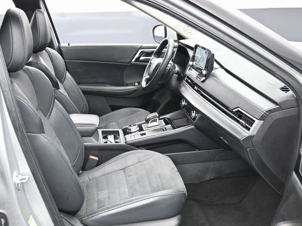 Used 2023 Mitsubishi Outlander SE image 35