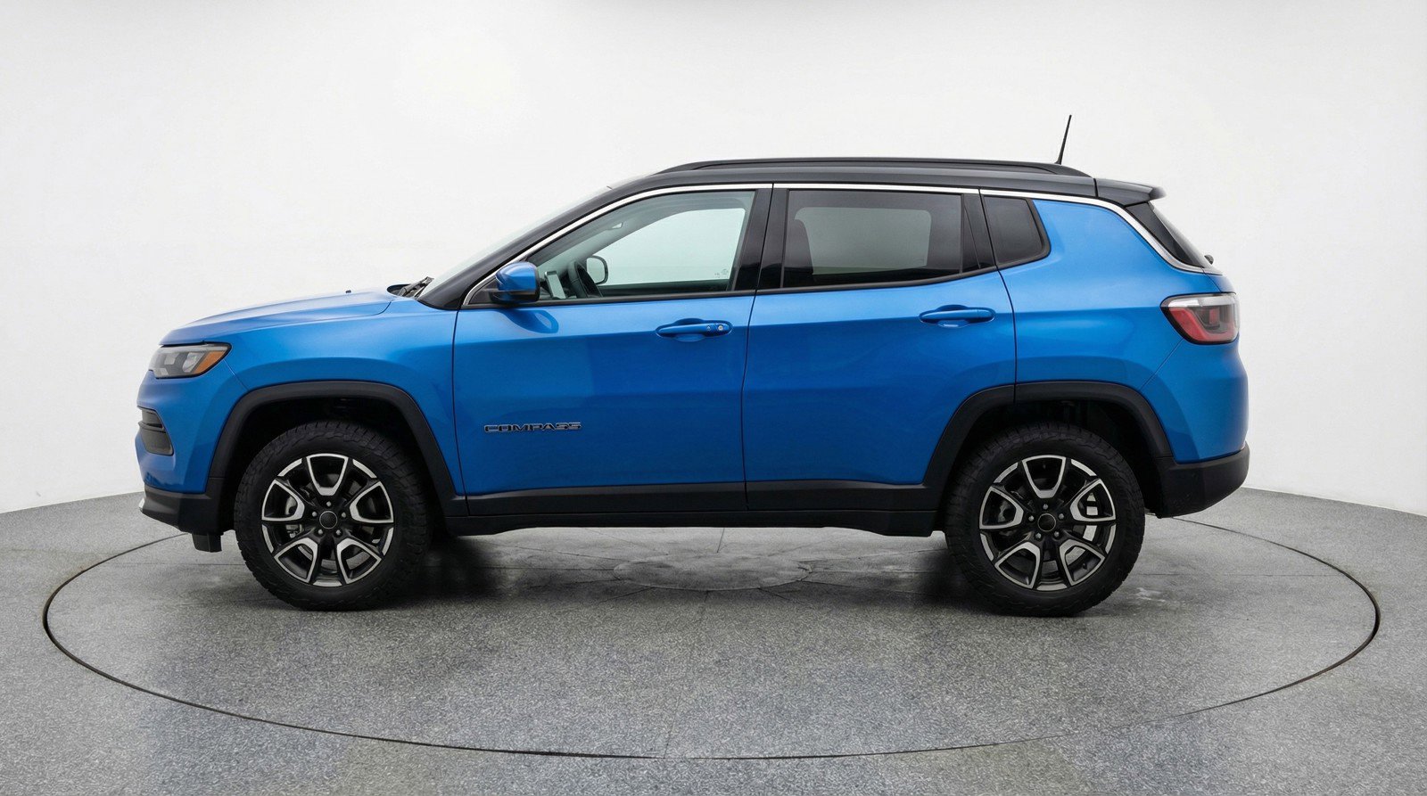 Used 2025 Jeep Compass Trailhawk w/ Trailer Tow Group AWD/4WD image 5
