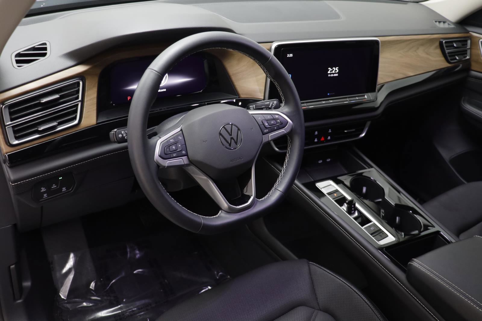 Certified 2024 Volkswagen Atlas SE w/ Black Wheel Package image 6