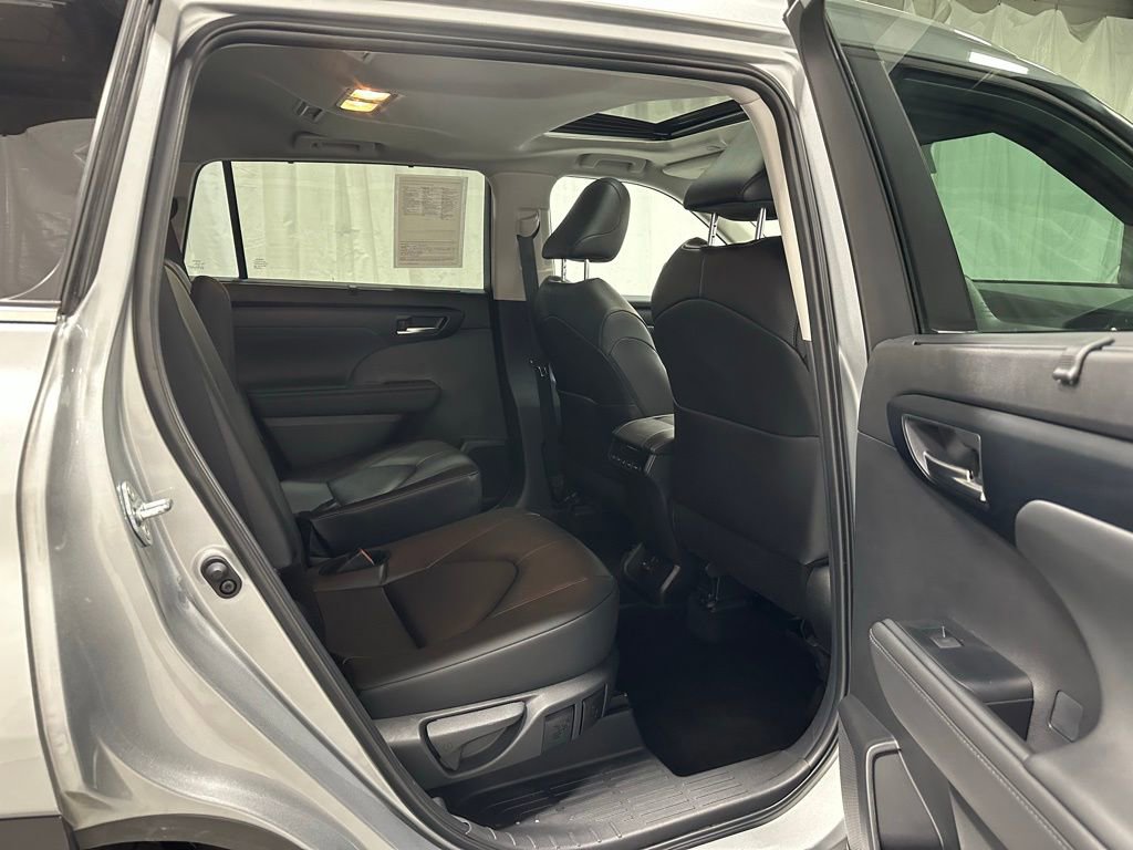 Used 2025 Toyota Highlander XLE AWD/4WD image 57