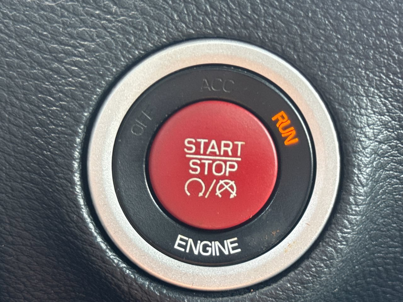 Used 2015 Dodge Challenger SRT RWD image 30