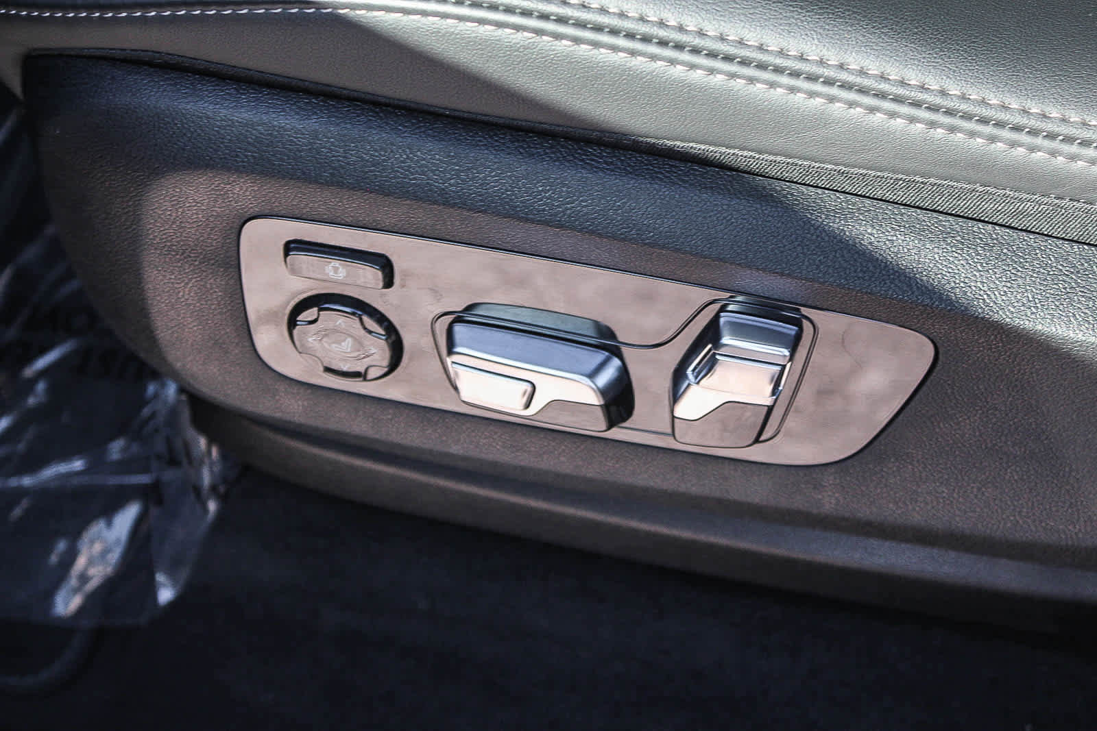 Used 2026 BMW X5 M60i w/ Executive Package image 21