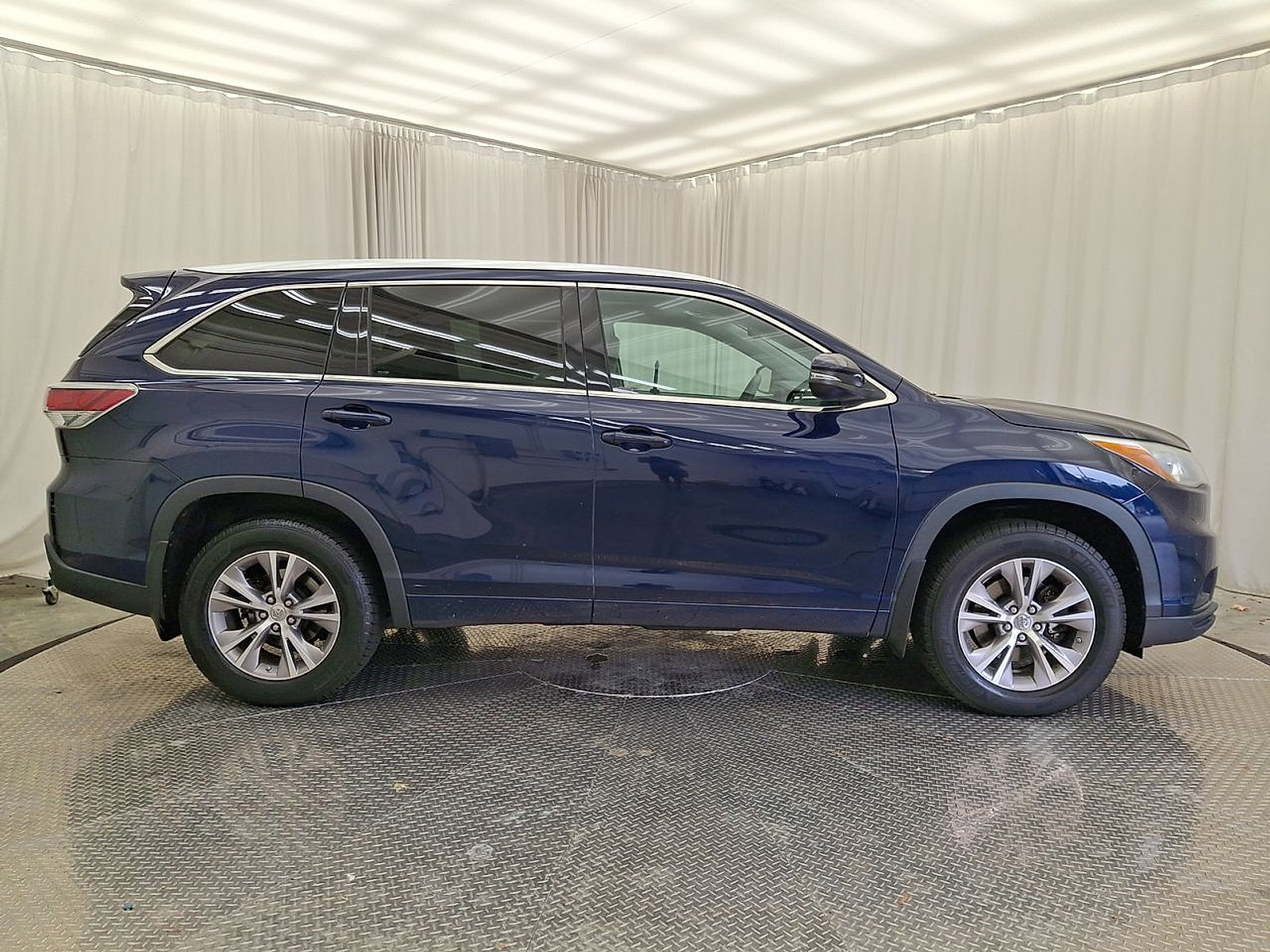 Used 2015 Toyota Highlander XLE AWD/4WD image 29