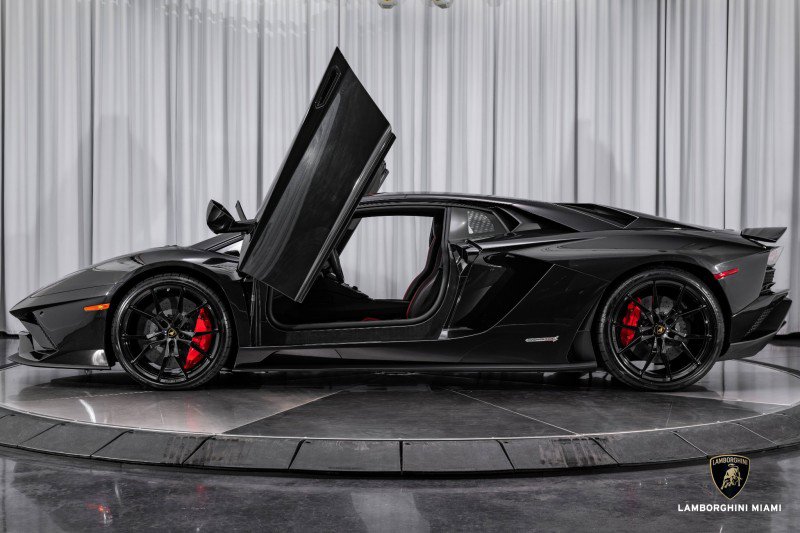 Used 2018 Lamborghini Aventador S image 21