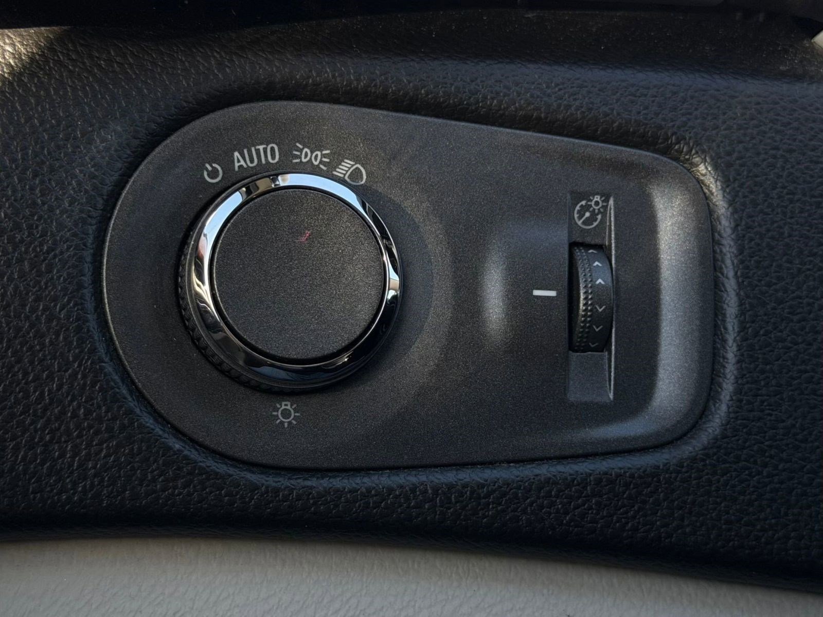 Used 2011 Cadillac SRX Luxury image 17