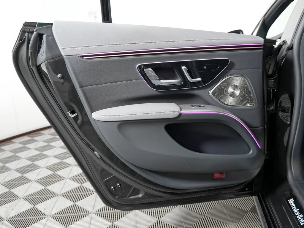 Used 2025 Mercedes-Benz EQS 580 4MATIC Sedan image 32