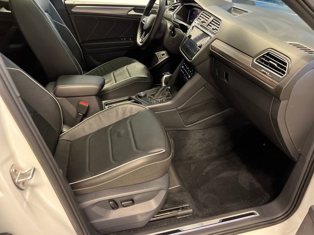 Used 2022 Volkswagen Tiguan SEL R-Line AWD/4WD image 11