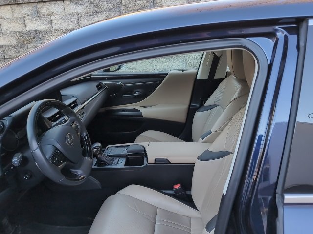 Used 2021 Lexus ES 300h w/ Luxury Package image 13