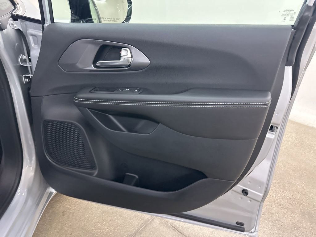 New 2026 Chrysler Pacifica Select image 17