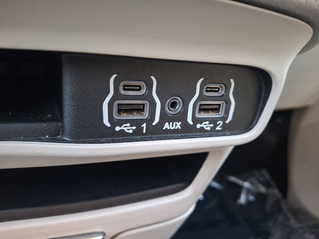 Used 2023 Chrysler Voyager LX image 26