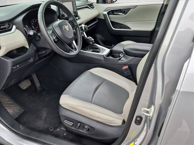 Used 2020 Toyota RAV4 XLE Premium FWD image 14