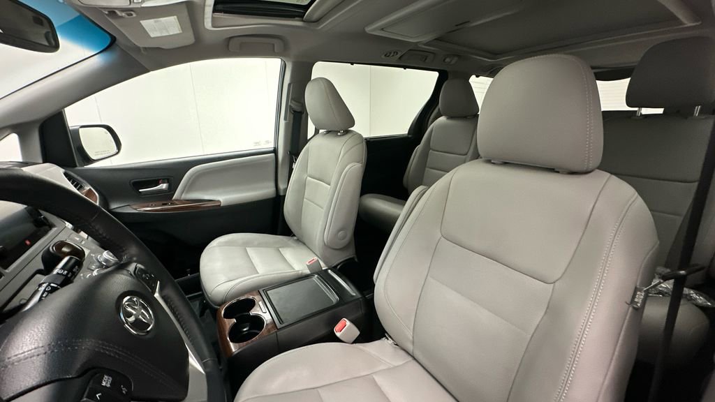 Used 2017 Toyota Sienna Limited image 9