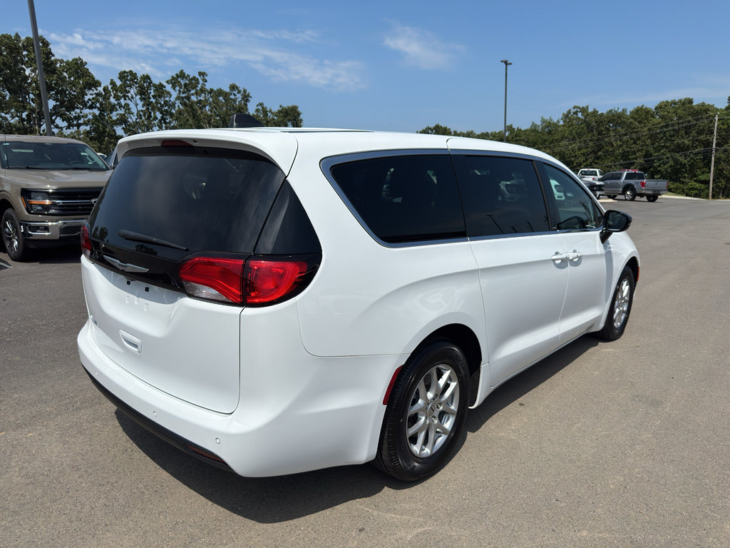 Used 2025 Chrysler Voyager LX FWD image 5
