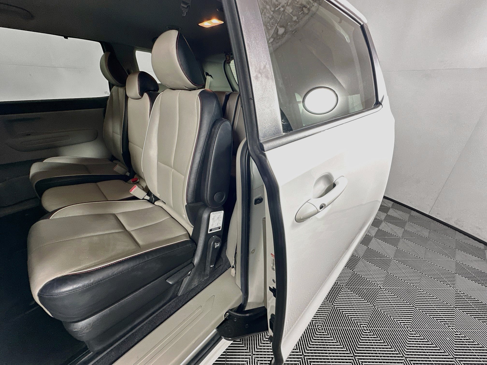 Used 2020 Kia Sedona EX FWD image 26