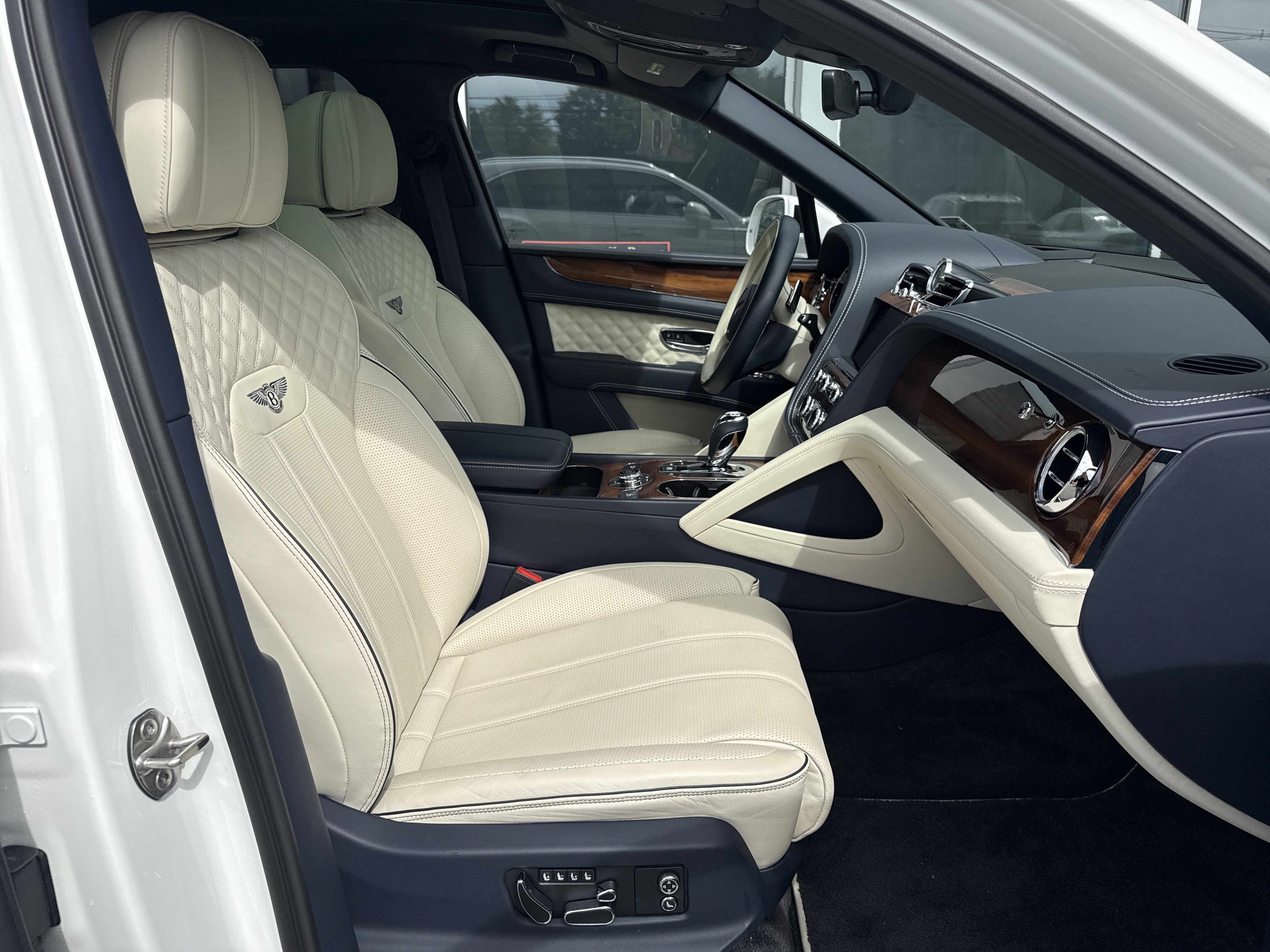 Used 2022 Bentley Bentayga AWD/4WD image 2