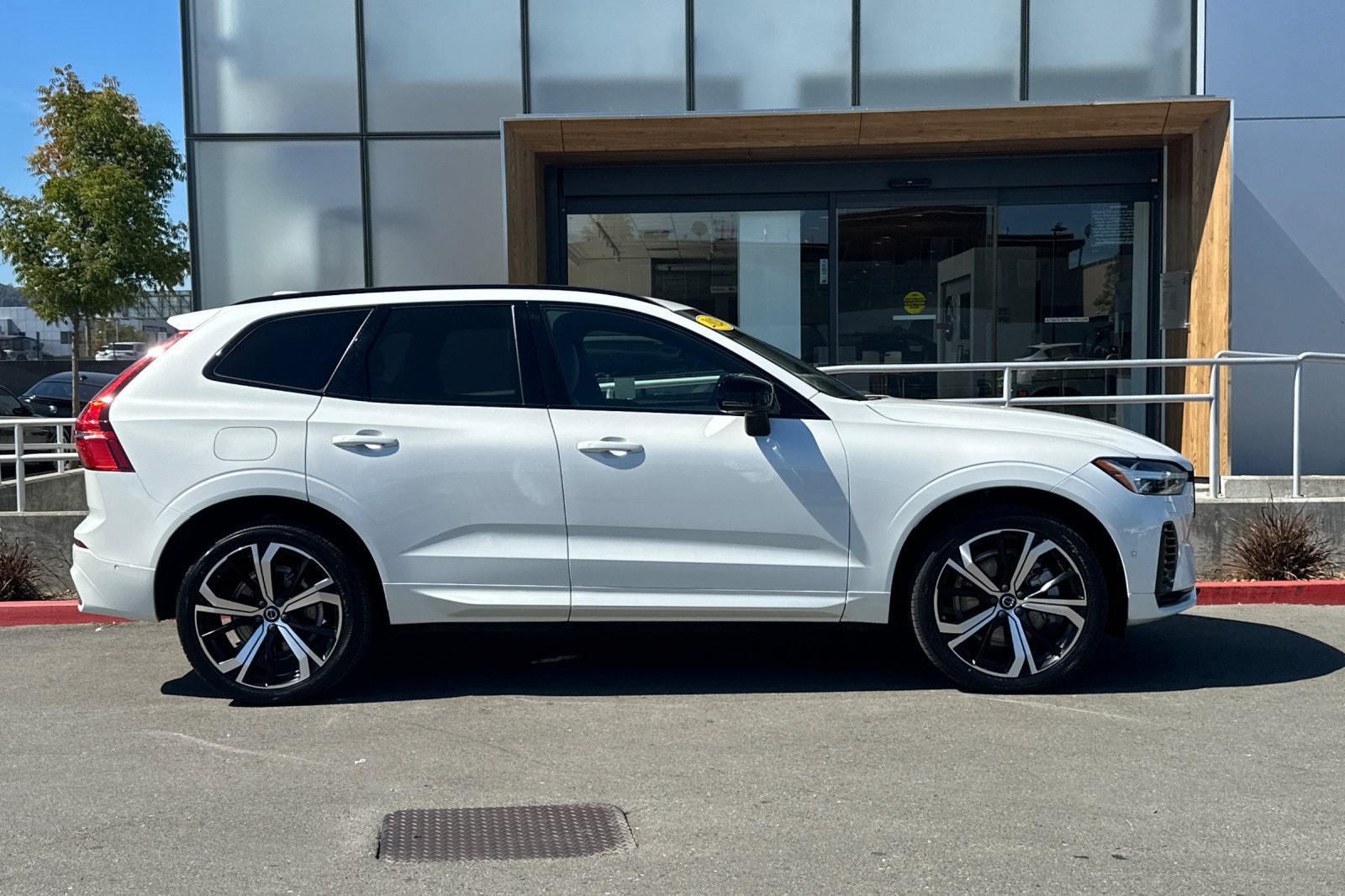 Certified 2024 Volvo XC60 T8 Ultimate w/ Protection Package Premier AWD/4WD image 9
